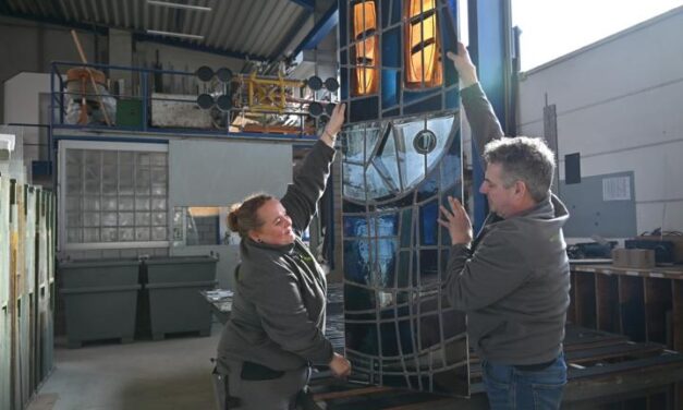 Kapelle Metternich erhält Kunstfenster von Heinz Kassung