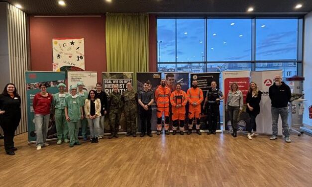 Jugendliche lernen Berufe in Uniform kennen