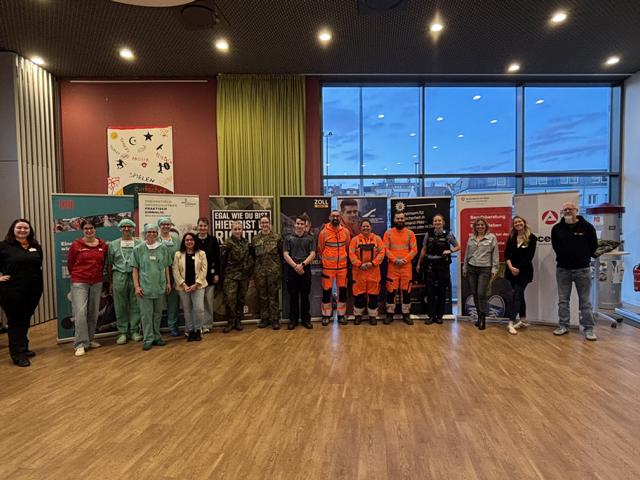 Jugendliche lernen Berufe in Uniform kennen