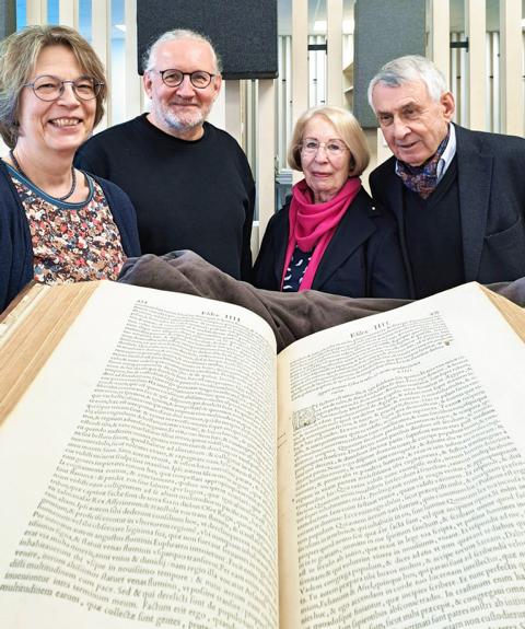 Wertvolle Bibel aus dem 16. Jahrhundert dank Buchpatenschaft restauriert