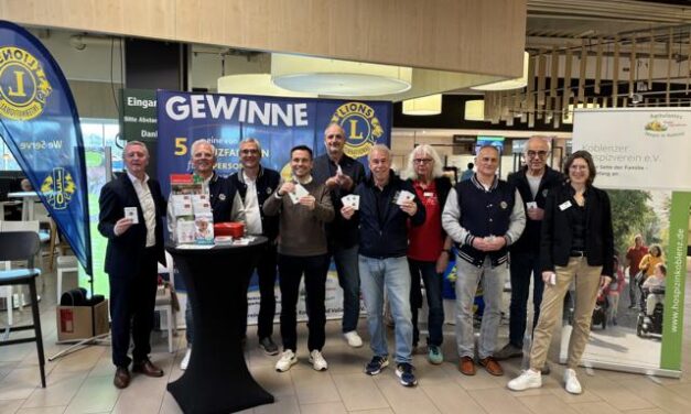 Lions Charity mit OB Langner als Losverkäufer