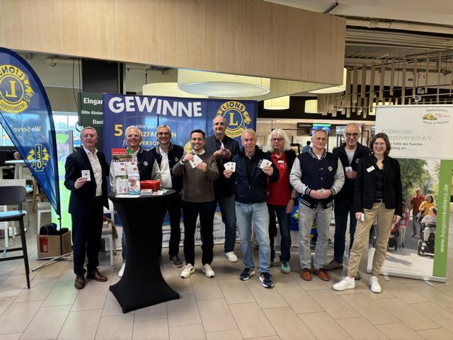 Lions Charity mit OB Langner als Losverkäufer