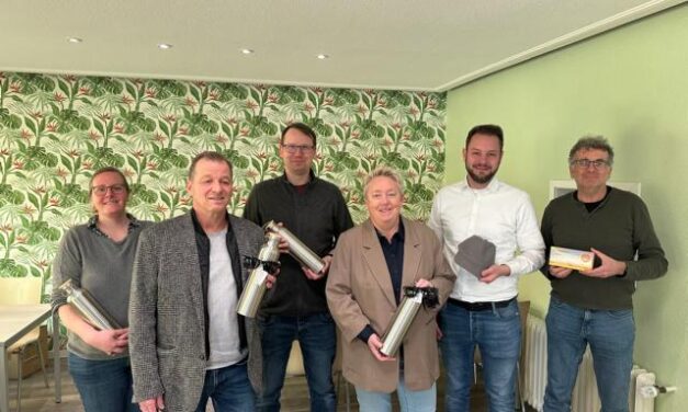 Gemeinsam gegen Hitze: Übergabe von Hitzeschutzartikeln durch Bürgermeisterin Mohrs