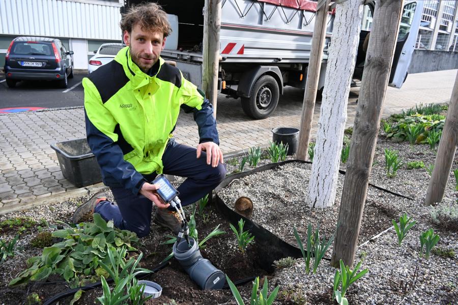 Stadtgärtner testen digitale Feuchtesensoren in Grünflächen