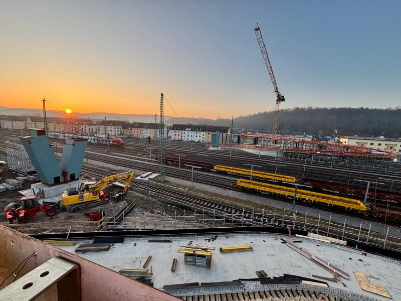 Einhub einzelner Brückenteile steht bevor – Bahnverkehr gesperrt