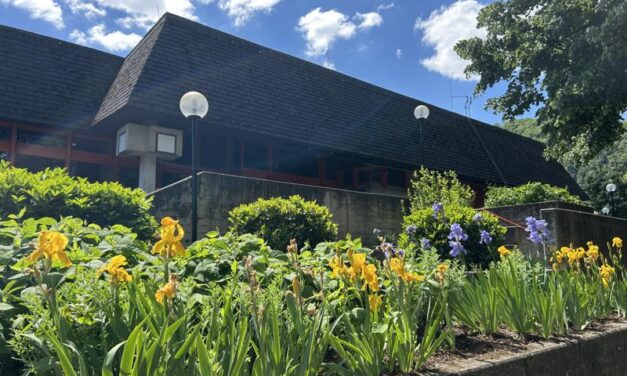 Öffnungszeiten des Lahnsteiner Hallenbads am 01. Mai 2026