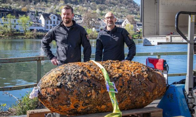Amerikanischer Blindgänger erfolgreich auf der Mosel bei Koblenz entschärft