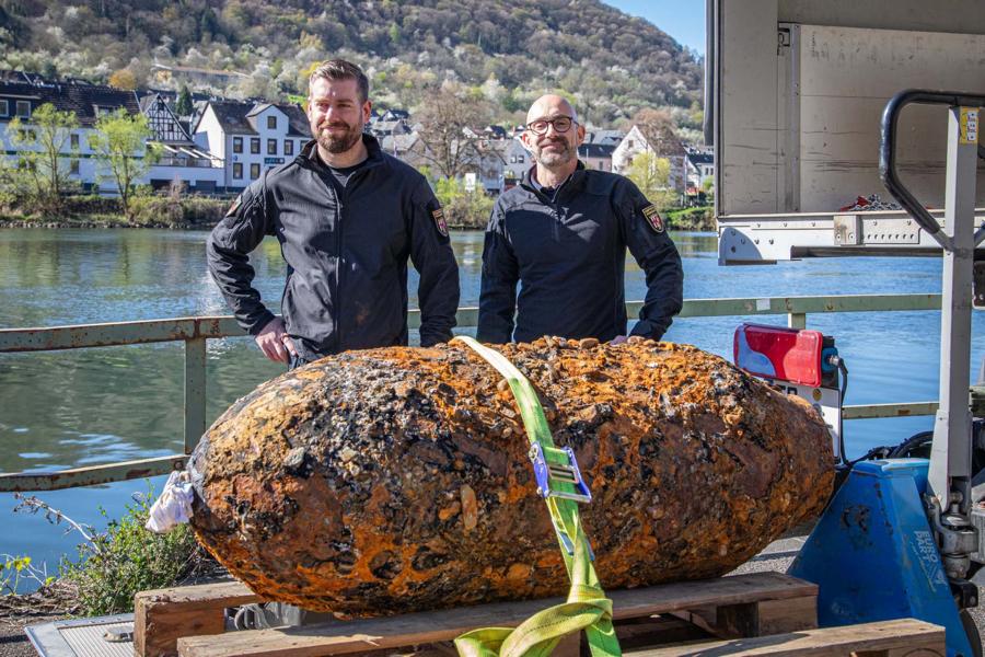 Amerikanischer Blindgänger erfolgreich auf der Mosel bei Koblenz entschärft