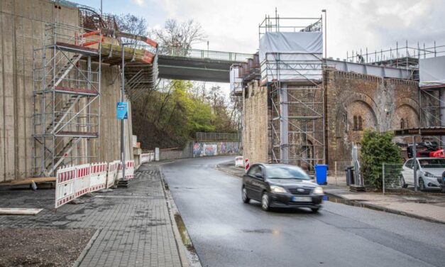 Vollsperrung in der Emser Straße: Stahlträger werden angeliefert und eingehoben