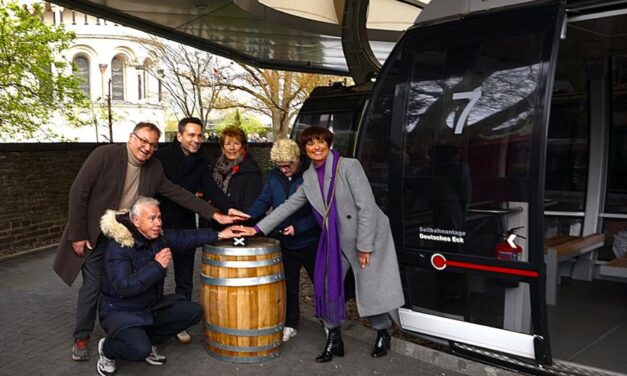 Schwebende Kunst von PHILIPP DOTT über den Rhein in Koblenz!