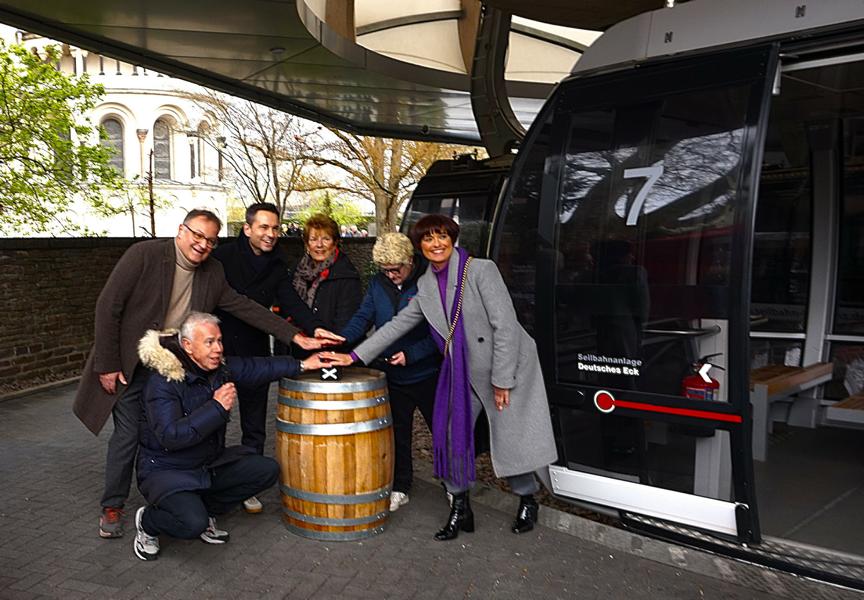 Schwebende Kunst von PHILIPP DOTT über den Rhein in Koblenz!