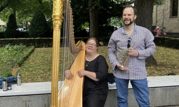 Musik im Paradiesgarten startet mit Harfe und Trompete