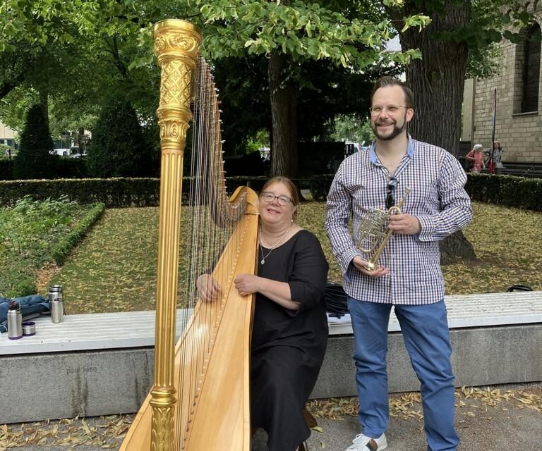 Musik im Paradiesgarten startet mit Harfe und Trompete