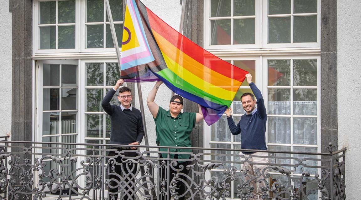 Koblenz setzt mit Flaggenhissung Zeichen für Vielfalt