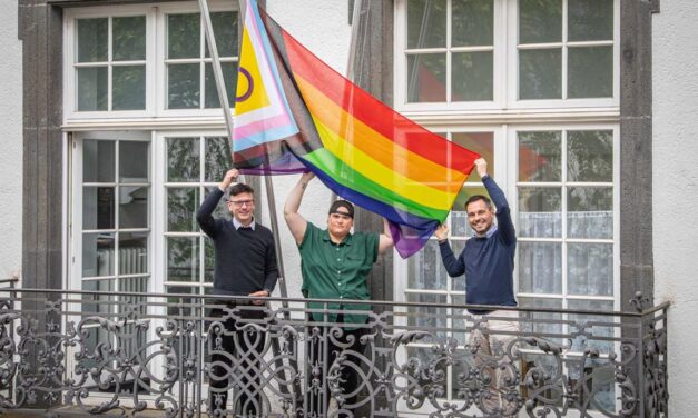 Koblenz setzt mit Flaggenhissung Zeichen für Vielfalt