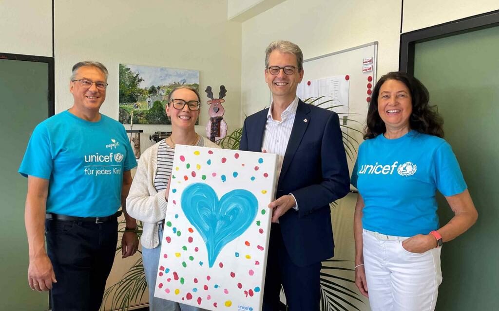 UNICEF-Arbeitsgruppe Koblenz überreicht besonderes Kunstwerk an Jugendamt