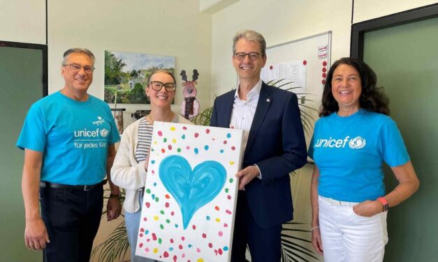 UNICEF-Arbeitsgruppe Koblenz überreicht besonderes Kunstwerk an Jugendamt