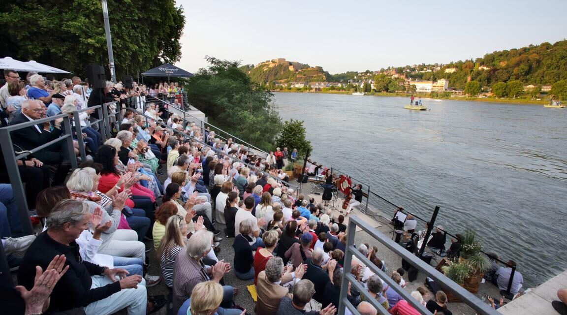 Koblenzer Kulturstufen bieten kostenfreie Open-Air-Konzerte an den Schlossstufen