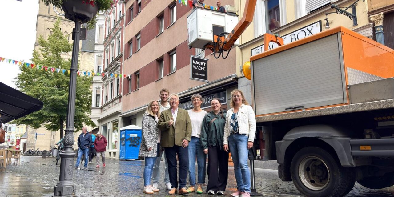 Von Kindern gestaltete Wimpelketten verschönern die Altstadt
