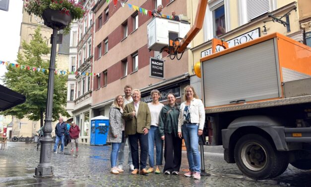 Von Kindern gestaltete Wimpelketten verschönern die Altstadt