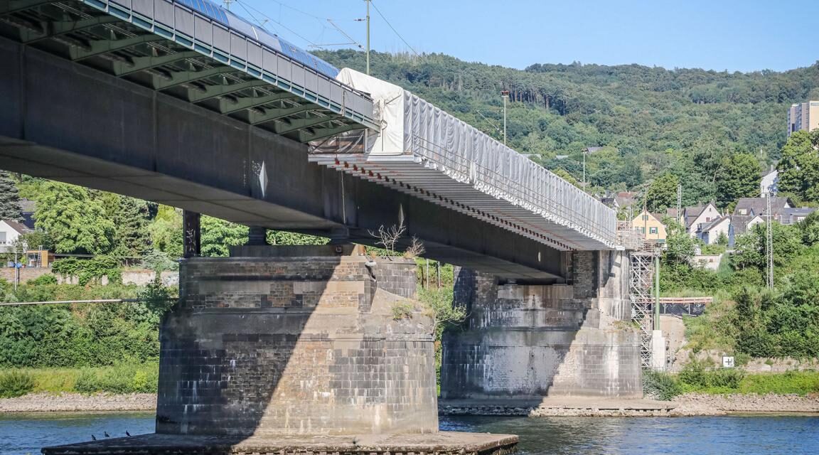 Einhub der neuen Vorlandbrücke an der Eisenbahnbrücke Horchheim steht an