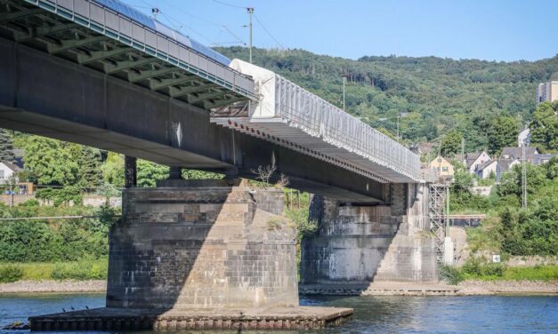 Einhub der neuen Vorlandbrücke an der Eisenbahnbrücke Horchheim steht an