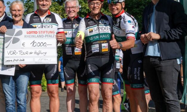 Lotto Rheinland-Pfalz unterstützt die „VOR-TOUR der Hoffnung“ mit zwei Schecks