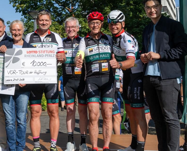 Lotto Rheinland-Pfalz unterstützt die „VOR-TOUR der Hoffnung“ mit zwei Schecks