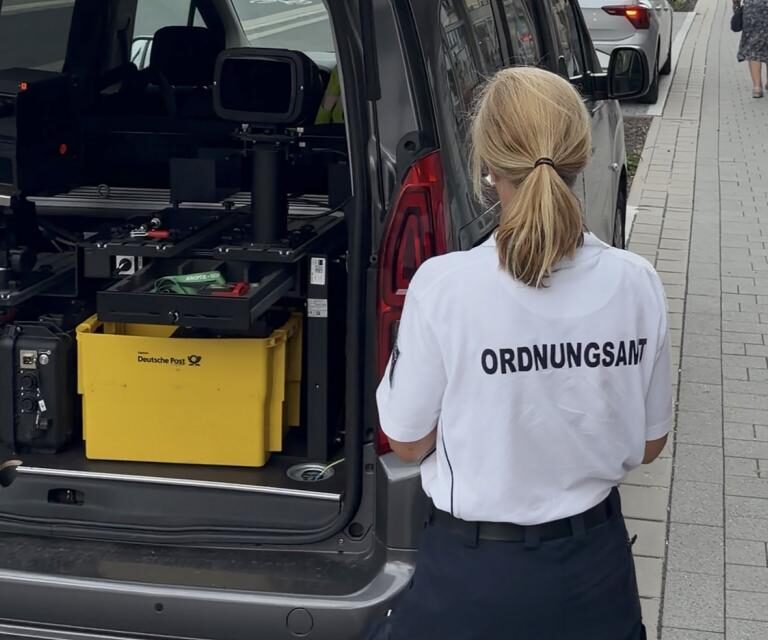 Fahrspur und Gehweg sind keine Parkplätze