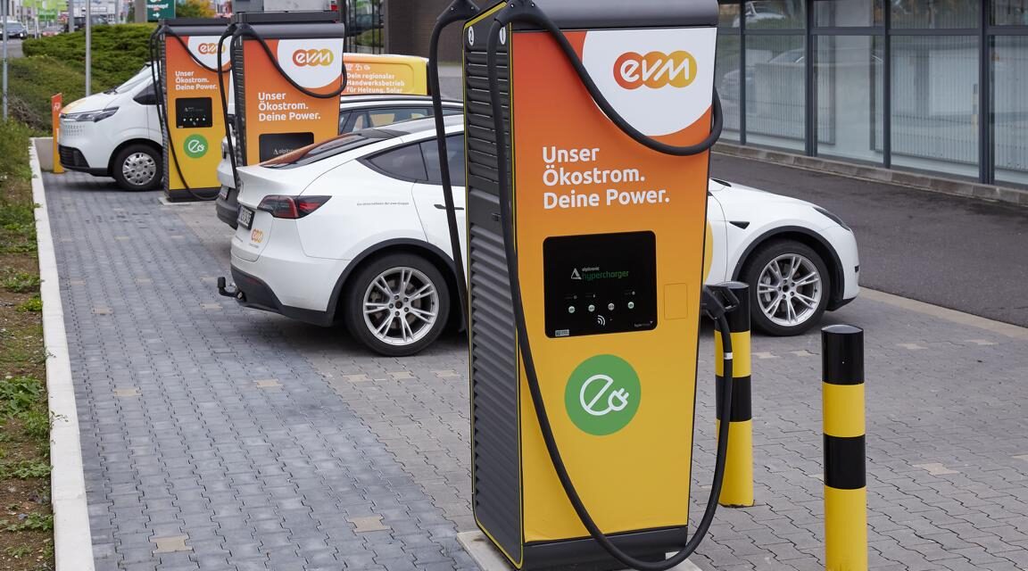 Sprunghafter Anstieg: Immer mehr E-Autos an evm-Ladestationen
