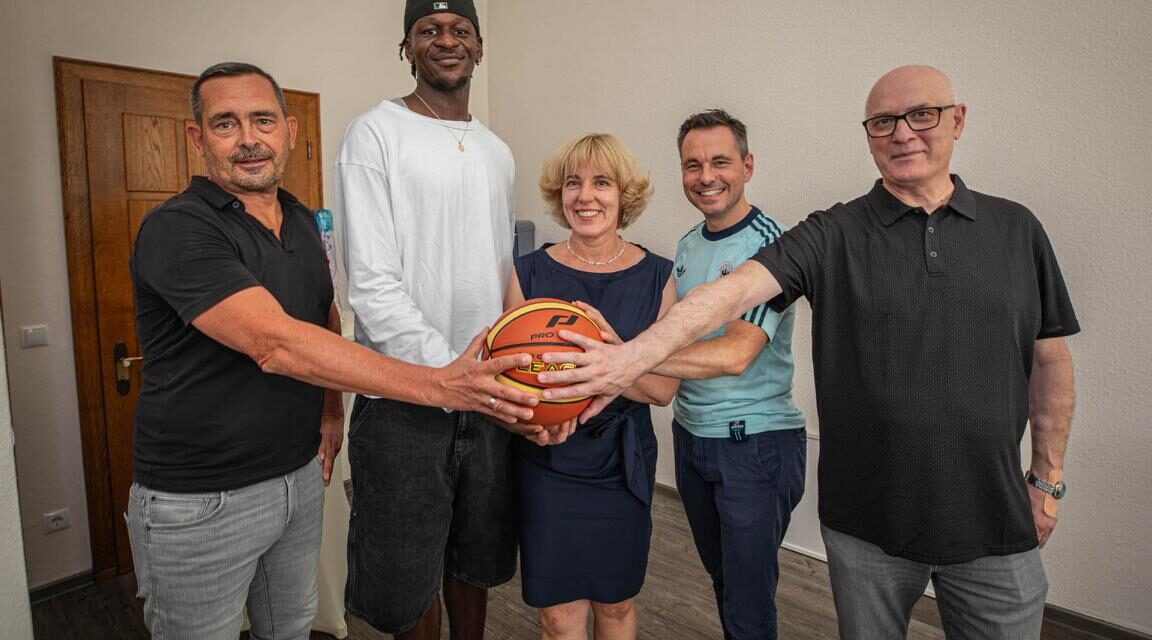 Koblenzer Basketballstar Isaac Bonga zu Gast im Rathaus – Stadt würdigt außergewöhnliche Karriere und Verbundenheit mit seiner Heimat