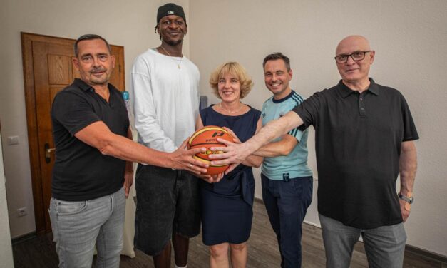 Koblenzer Basketballstar Isaac Bonga zu Gast im Rathaus – Stadt würdigt außergewöhnliche Karriere und Verbundenheit mit seiner Heimat