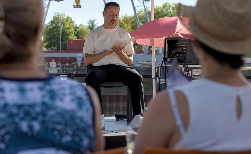 Besondere Lesung zwischen Kränen, Containern und Frachtschiffen: Daniel Faßbender liest im Koblenzer Rheinhafen