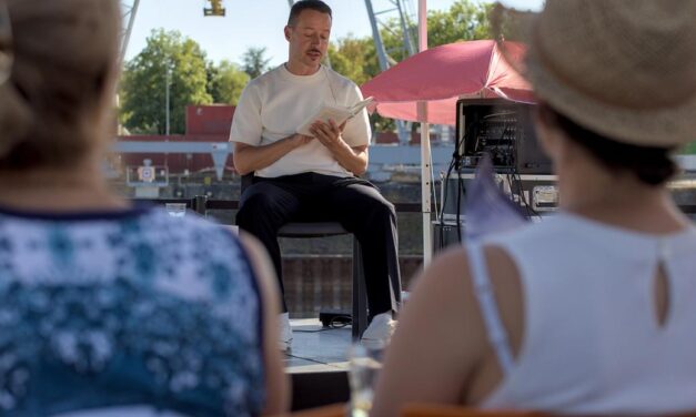 Besondere Lesung zwischen Kränen, Containern und Frachtschiffen: Daniel Faßbender liest im Koblenzer Rheinhafen