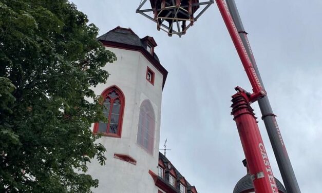Laterne der Alten Burg erfolgreich abgenommen