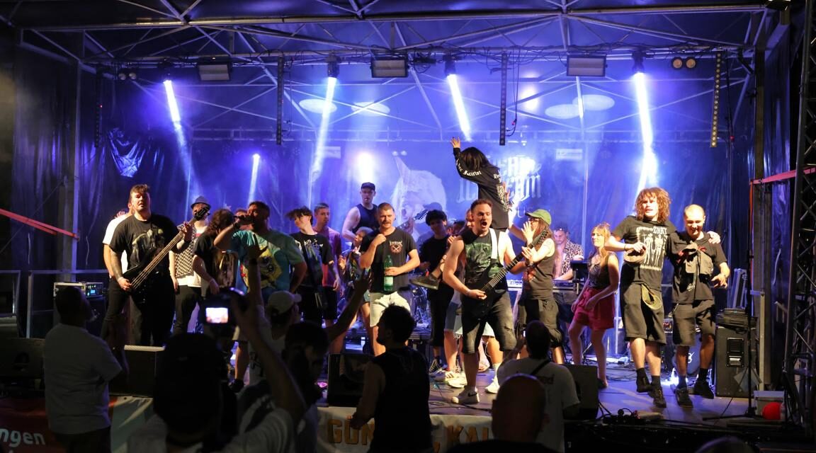Mehr als 1.000 Gäste: Latscho Festival bringt den Koblenzer Zentralplatz zum Tanzen