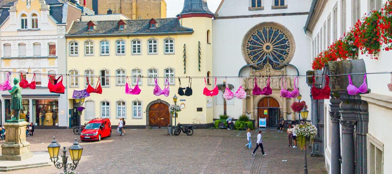 Tausende pinke BHs: Koblenz wird im Oktober wieder pink