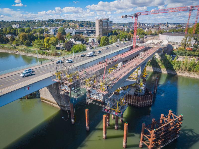 Einhub an der Pfaffendorfer Brücke verzögert sich durch niedrigen Rheinstand