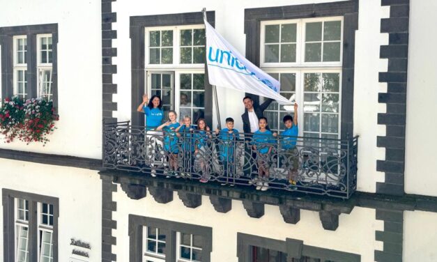 UNICEF Fllagge weht am Rathaus