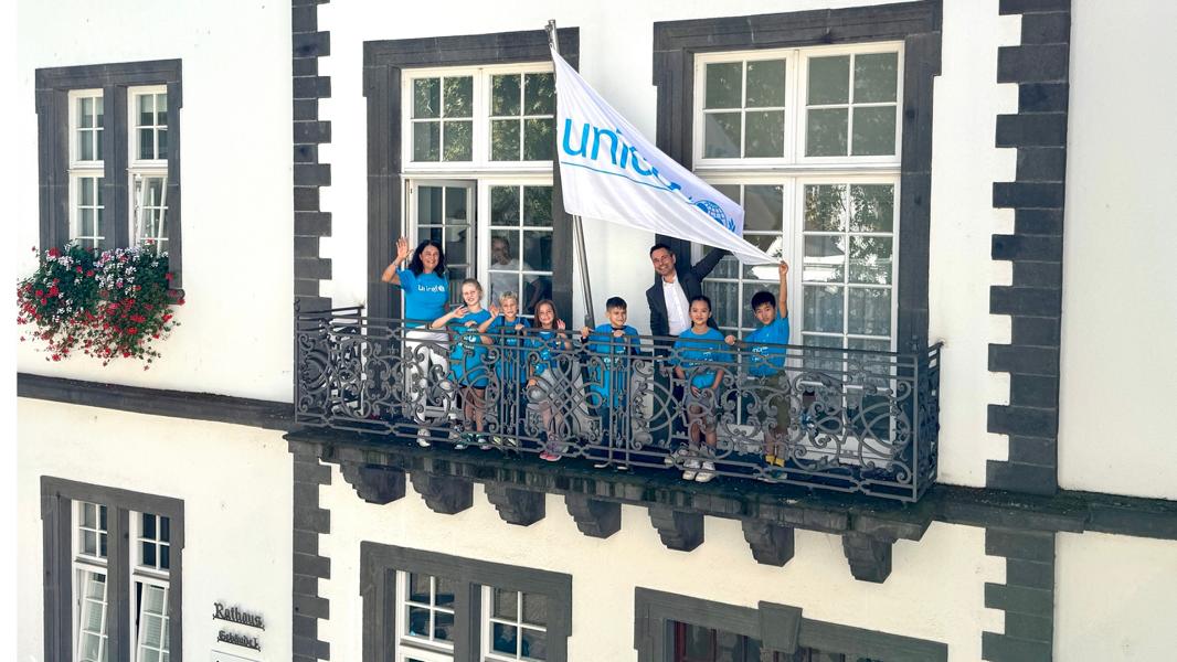 UNICEF Fllagge weht am Rathaus