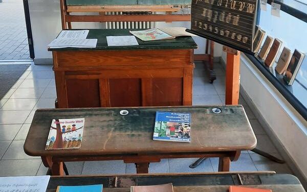 Stadtarchiv beteiligte sich mit historischer Ausstellung am Jubiläum „65 Jahre Schillerschule“