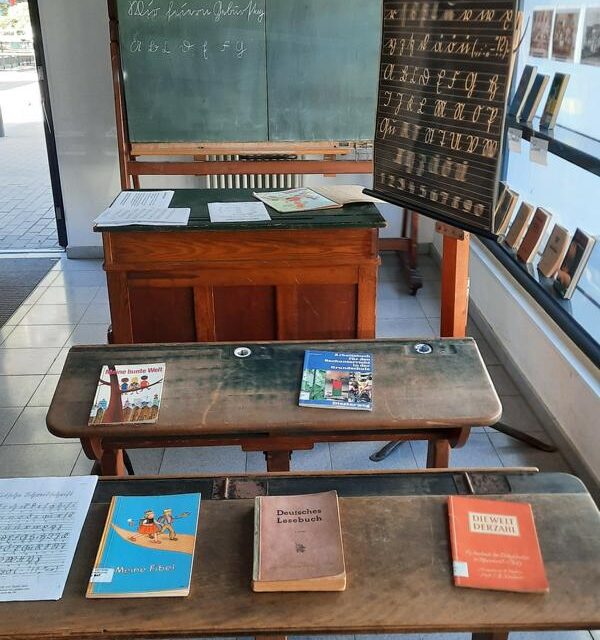 Stadtarchiv beteiligte sich mit historischer Ausstellung am Jubiläum „65 Jahre Schillerschule“