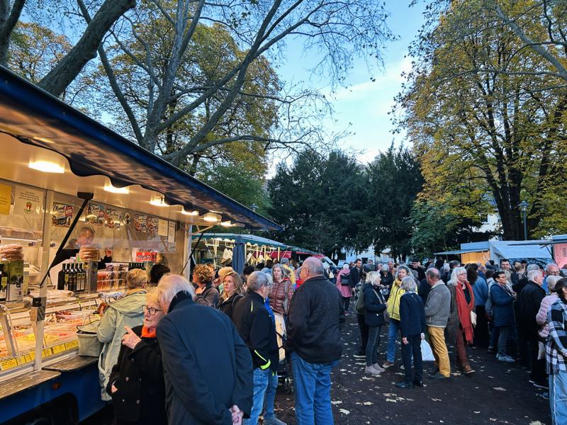 Neuer Wochenmarkt im Schillerpark begeistert Besucher und Händler