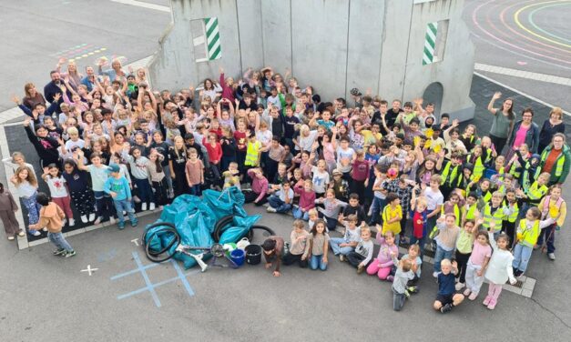 „Neuwied räumt auf“: 1.200 junge Helfer packen mit an