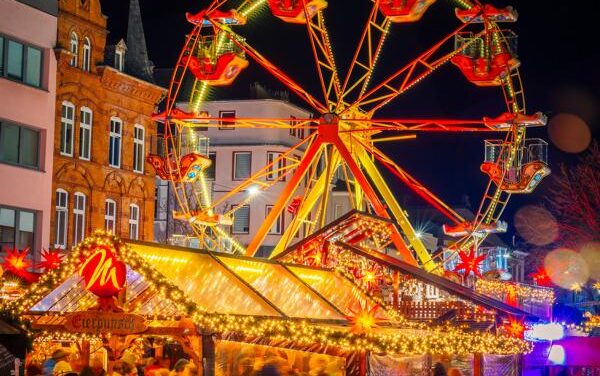 Weihnachtszauber mit Kinderliedern, Riesenrad und stabilen Glühwein-Preisen